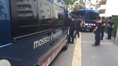 Varias patrullas de Mossos y policías locales desplegaron un amplio dispositivo en el exterior del inmueble.