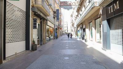 La calle Monterols de Reus, prácticamente vacía durante el confinamiento. FOTO: ALBA MARINÉ/DT