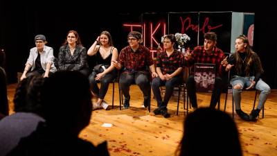 Los siete integrantes de Theatron, una compañía de teatro amateur juvenil.FOTO: CEDIDA