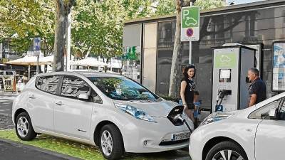 El objetivo es que a partir del año 2040 todos los coches que se vendan sean eléctricos. FOTO: DT