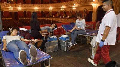 Decenas de personas pasaron por las camillas instaladas ayer en el Teatre Fortuny para donar sangre. FOTO: alfredo gonzález