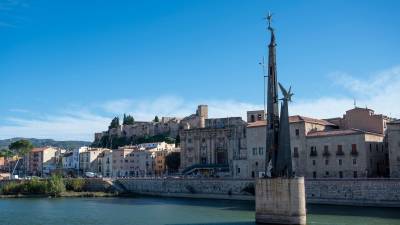 El monument, al riu Ebre a Tortosa. Foto: Joan Revillas