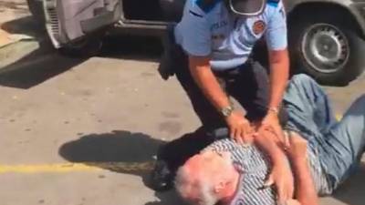 Captura del vídeo en el qual es veu al policía reduint un home a Sant Cugat