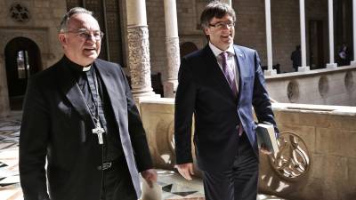 El arzobispo Jaume Pujol, durante una reunión con Carles Puigdemont. Foto: Jordi Bedmar