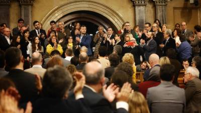 Independentistas y los Comunes rinden homenaje a los familiares de los políticos encarcelados el viernes tras la sesión plenaria. FOTO: ACN