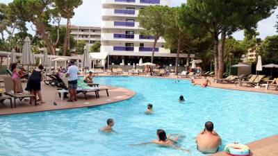 Turistas en la piscina del hotel Golden Port Salou & Spa. Foto: ACN