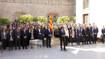 El Govern en ple, escoltant el president de la Generalitat, Carles Puigdemont, després de signar el manifest del compromís pel referèndum al Pati dels Tarongers del Palau de la Generalitat. Foto: ACN