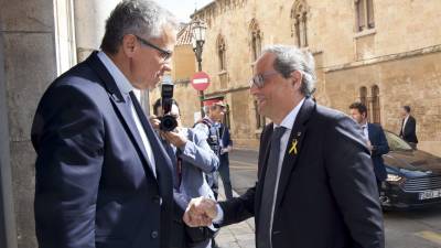 El president Torra estuvo esta mañana en Tarragona, inmersa en fiestas, y visitó al arzobispo Joan Planellas. FOTO: EFE