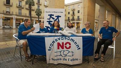 Imatge dels membres de la PDE explicant els actes programats, ahir a Tortosa. FOTO: Joan Revillas