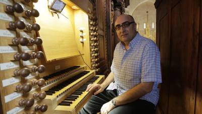 Jordi Vergés ante el impresionante órgano de la Catedral de Tarragona. Foto: Lluís Milián