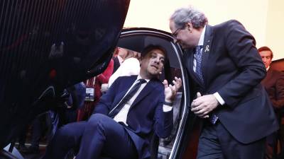El presidente de la compañía automovilística SEAT, Luca de Meo, acompañado por el presidente de la Generalitat, Quim Torra, en el MWC.