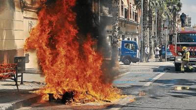Un contenedor ardiendo en 2017 en uno de los incendios que se produjeron en la calle Ample de Reus. FOTO: A.GONZÁLEZ