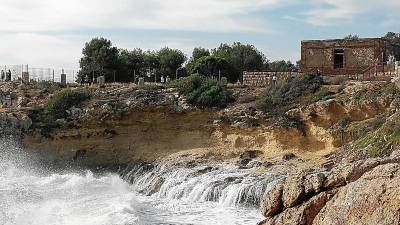 El Ayuntamiento pide que se retire la valla, para acceder a la zona verde de la finca. FOTO: FABIÁN ACIDRES