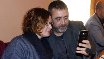 Lluís Suñé y su abogada y compañera de partido, Clara Solivellas, consultando el móvil. FOTO: ACN