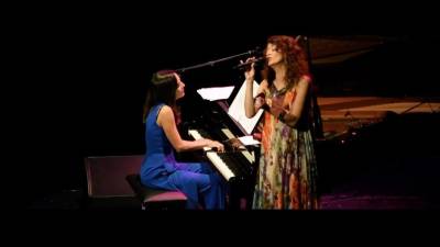 La pianista María Parra junto a Carmen París en un momento del concierto. FOTO: DT