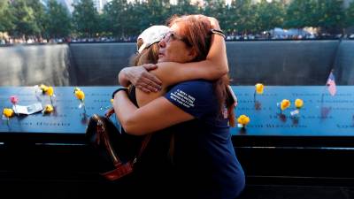 Melinda Moran y Haydee Lillo, quienes perdieron a familiares el 11-S. EFE