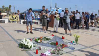 El Memorial per la Pau, situado frente al Club Nàutic de Cambrils, recuerda el atentado terrorista  que en la villa marinera costó la vida a una persona, y donde varias resultaron heridas. FOTO: ALBA MARINÉ