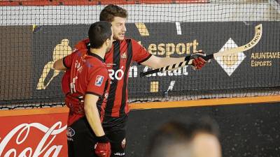 Dos jugadores del Reus Deportiu celebran un tanto durante un partido. Foto: Alba Mariné