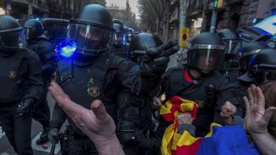 Miembros de los Mossos d'Esquadra impiden el paso de manifestantes en las inmediaciones de la Delegación del Gobierno en Catalunya