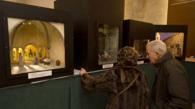 Visitants a la mostra de diorames de l’Associació Pessebrista, a la Cripta de la Reparació. FOTO: JOAN REVILLAS