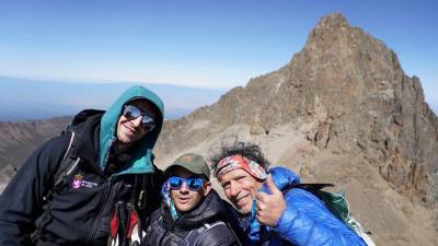 Xisco López, Gerard Descarrega y Òscar Descarrega, en la cima del pico Lenion. FOTO: Cedida