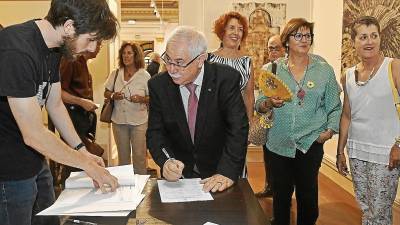 Lluís Miquel Pérez, ahir firmant l’acte de l’assemblea abans d’iniciar la sessió. FOTO: alfredo gonzález