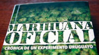 Porta del libro Marihuana oficial. Crónica de un experimento uruguayo de los autores uruguayos Guillermo Draper y Christian Muller, en Montevideo.
