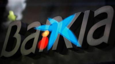 Fotografía de multiexposición que muestra los logotipos de las entidades bancarias Bankia y CaixaBank. FOTO: HIDALGO/EFE