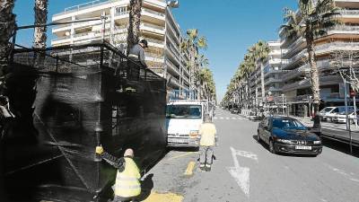 Las torres que lanzarán hasta 24.000 kilos de confeti ya se han instalado en las calles de Salou. En la imagen, la calle Ciutat de Reus, punto neurálgico de la fiesta. FOTO: Alba Mariné