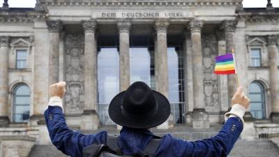 Un hombre celebra la aprobación de la legalización del matrimonio homosexual ante el Parlamento en Berlín. Foto: EFE