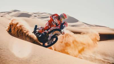 Iván Cervantes, rodando sobre su KTM en las dunas del desierto de Marruecos durante un entrenamiento. FOTO: HIMOINSA TEAM