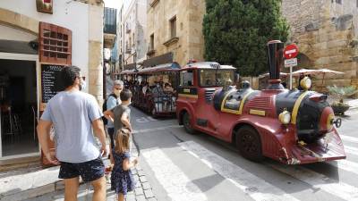 El trenecito turístico, ayer, recorriendo algunas calles de la ciudad con turistas a bordo. FOTO: PERE FERRÉ