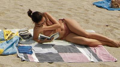 La playa, ese lugar donde aprovechar para leer tostándose al sol. Foto: Joan Revillas