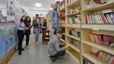 Kaouthar, Nayara, Ibai, Saray, Fátima y Vidal, del Institut Campclar, se encargan de abrir la biblioteca los miércoles por la tarde. FOTO: lluís milián