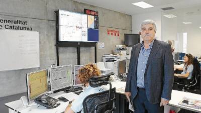 Albert Magarolas, fins fa poc membre del cos de Bombers de la Generalitat, davant l’edifici d’Emergències, el 112. FOTO: alba mariné