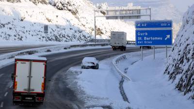 Plan general del estado de la nieve en la carretera C-25 a la salida de Sant Bartomeu del Grau (Osona), este martes por la mañana. Foto: ACN