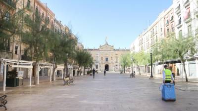 Imagen de la plaça de la Font de Tarragona, sin gente ni terrazas. DT