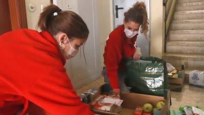 Técnicos de Creu Roja entregan comida a domicilio. FOTO: ACN