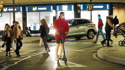 La movilidad en patinete eléctrico se ha disparado en los últimos meses en la ciudad. FOTO: PERE FERRÉ