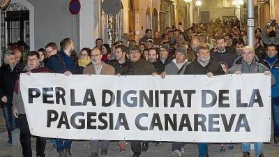 Imatge de la manifestació d’Alcanar, que va anar des de la plaça de l’Ajuntament fins a la de la Plataforma del Sénia. FOTO: J. Revillas