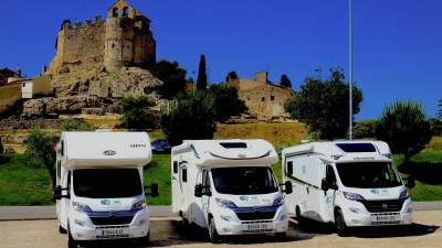 Autocaravanas al pie del castillo de Calafell. FOTO: CEDIDA