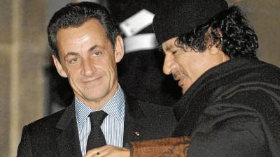 Sarkozy y Gadafi, en uno de sus encuentros antes de las elecciones presidenciales de 2007. FOTO: efe