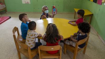 Els alumnes i la TEI de la llar d’infants de Vinebre, a la Ribera d’Ebre, ahir. FOTO: JOAN REVILLAS