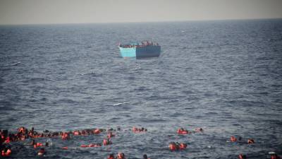 Los refugiados y los inmigrantes nadan y piden su rescate a los miembros del Phoenix, la embarcación de rescate de MOAS