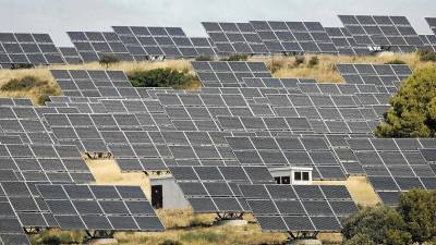 Imatge d’una instal·lació d’energia solar fotovoltàica a les Terres de l’Ebre. FOTO: JOAN REVILLAS
