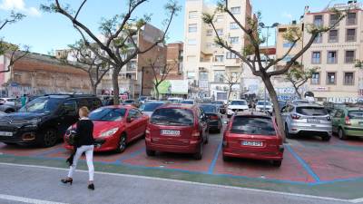 La antigua Hispania, donde hay la zona azul en Riera Miró, se convertirá en 63 viviendas y un parking subterráneo. FOTO: Fabián Acidres