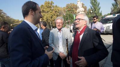 Alcaldes de diferentes localidades esperan a la entrada del parque de la Ciutadella, para poder acceder al Parlament