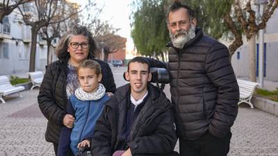 Javier Galera, en el centro de la imagen, acompañado de su hermano Gorka y de sus padres, Rocío y Javi. foto: àngel ullate