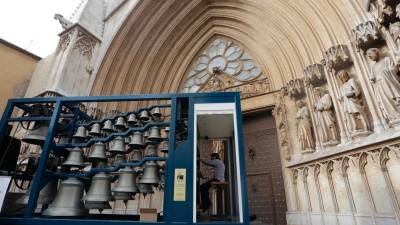 El carillón sonó ayer por la tarde a las puertas de la catedral. Foto: Lluís Milián.