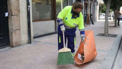 Los empleados del servicio de limpieza ya han estrenado los nuevos uniformes. FOTO: Alba Mariné